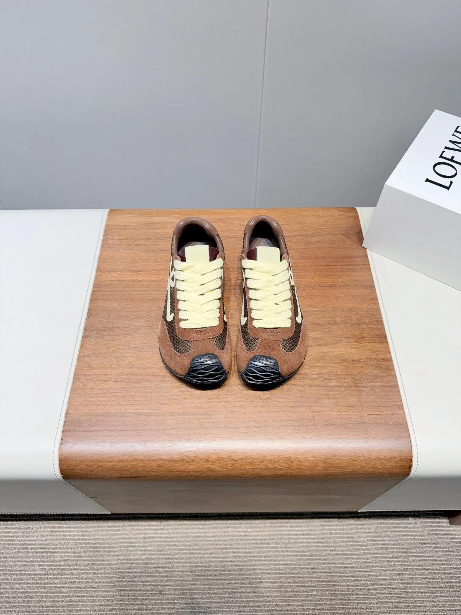 👟👟Ex-factory price 560👟👟 Loewe LOEW- 2025 mesh moral training shoes Super awesome Asymmetric toe shape, as LOEWE's signature design Super soft, lightweight and flexible sole, new wave texture rubber outsole, extending to the toe, upgraded soft leather lining and footbed to provide maximum comfort, 3D injection molded rubber LOEWE logo on the heel Fully open mold matching material Size: 35-40 (custom-made for 40 women, non-refundable)
